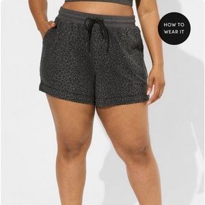 TORRID Everyday Fleece Patch Pocket Active Short gray leopard NWT 2 / 2X / 18-20